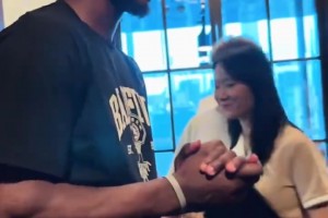 球员vs外星人直播回放在线观看让我们一起祝37岁的吉米巴特勒，生日快乐！